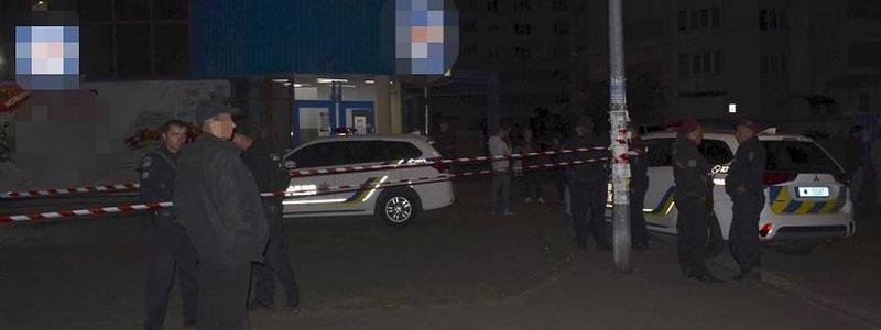 В Киеве трое мужчин сломали ребра полицейскому