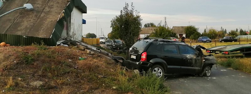 Под Киевом Hyundai влетел под остановку и опрокинулся: машину доставали с помощью крана