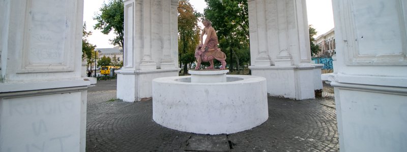 Что сейчас с фонтаном "Самсон" в Киеве, который вандалы покрасили в розовый цвет