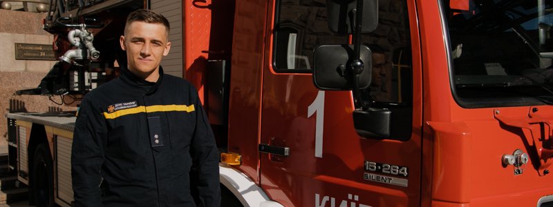 В Киеве на Крещатике выстроили пожарную технику и наградили спасателей