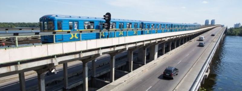 В Киеве на мосту Метро мужчина угрожает все взорвать
