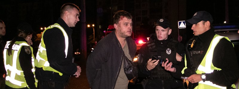 В Киеве пьяные мужчины на Peugeot сбегали от полиции, слетели с развязки моста и перевернулись