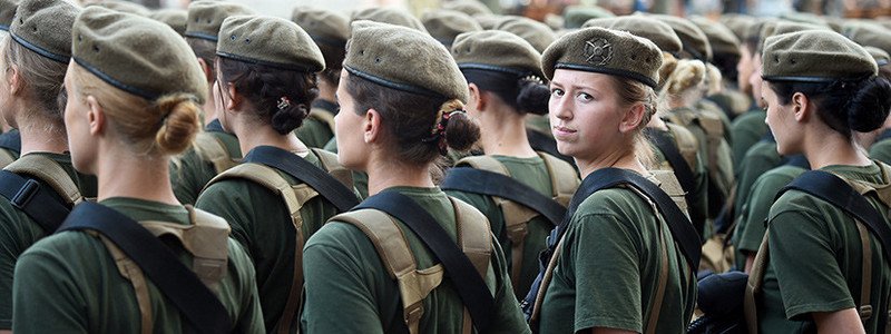 Сколько женщин-военных служит в ВСУ и чем им запрещено заниматься в армии