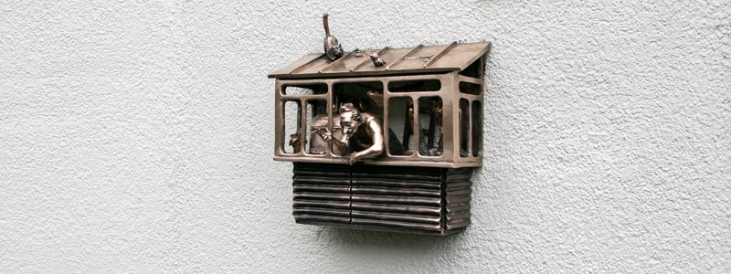 В Киеве появился миниатюрный балкон: где и что означает скульптурка "Шукай"