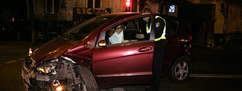 В центре Киева выпившая женщина на Mercedes отправила Mazda в магазин цветов