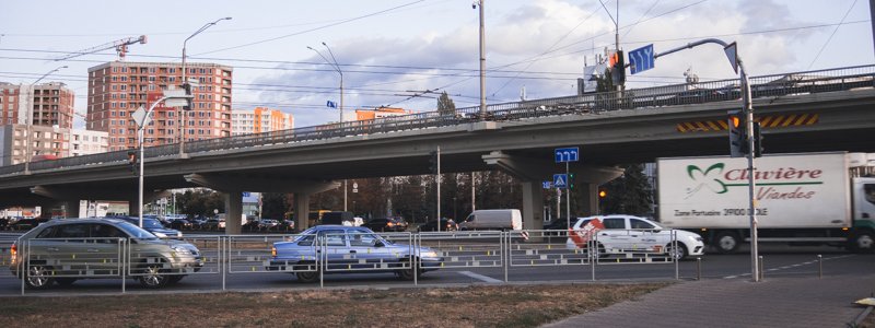 В Киеве возле метро "Нивки" начал осыпаться мост