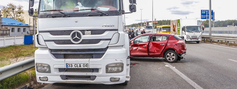 Под Киевом Renault столкнулся с Chevrolet и врезался в фуру: пострадали двое мужчин