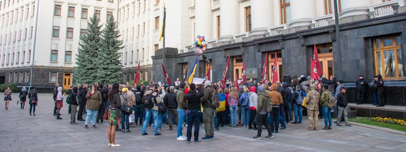 В Киеве под Офисом президента люди требовали лишить Коломойского гражданства Украины