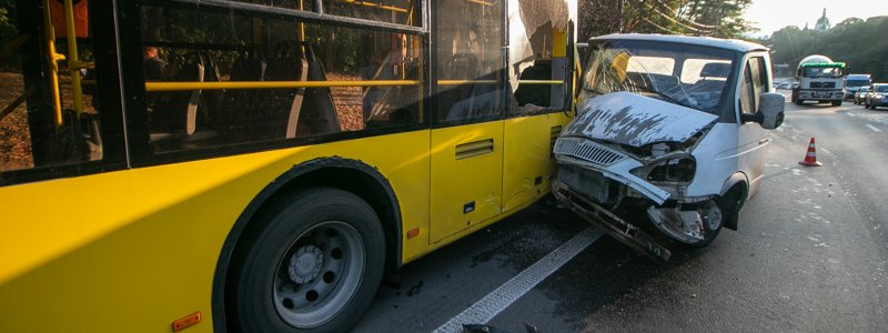 В Киеве на Телиги "Газель" влетела в троллейбус с пассажирами