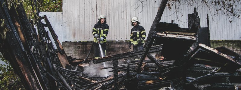 В Киеве на Радужном частный дом сгорел дотла