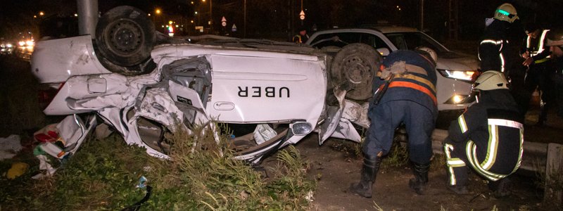 В Киеве на Заболотного такси Uber вылетел с дороги и перевернулся: водитель и пассажир в тяжелом состоянии