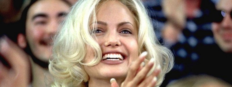 Анджелина Джоли стала блондинкой, Порошенко рассказал о путче и смерть владельца отелей Hilton: ТОП новостей дня