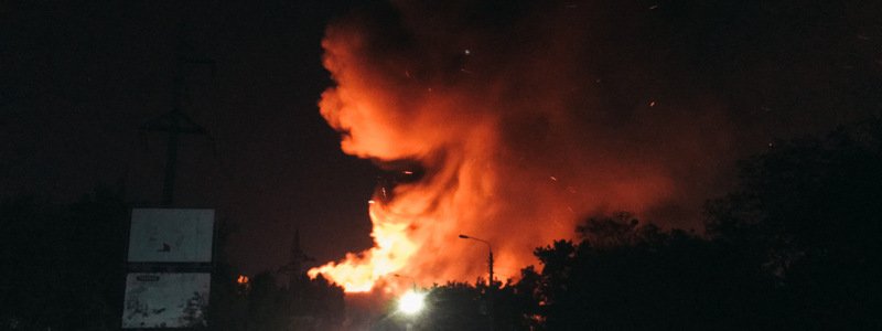 Масштабный пожар в Киеве: жителям Дарницкого района стоит закрыть окна