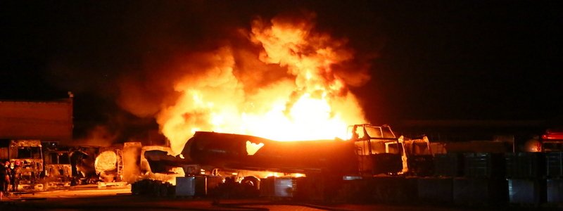 В Киеве на Лесном горит топливо: пожару присвоен ранг второй сложности