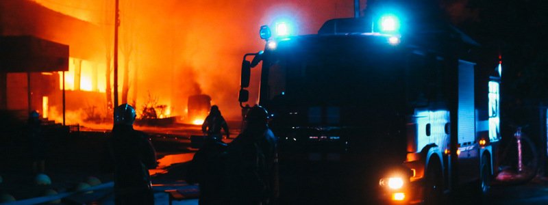 В Киеве на Выдубичах горят склады матрасов: пожар повышенной сложности