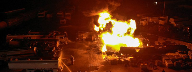 В Киеве горели цистерны с топливом: фото и видео масштабного пожара с высоты