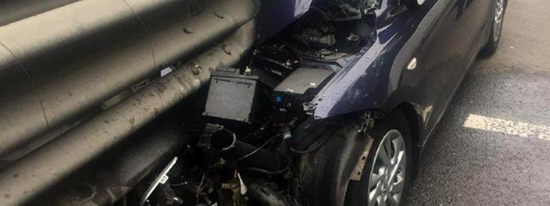 В Киеве Hyundai на скорости влетел в отбойник: водитель погиб, пассажиров госпитализировали