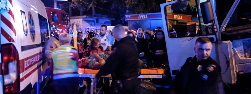 В Киеве на Братиславской фура не повернула и снесла столб: водителя вырезали спасатели