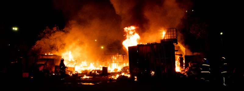 В Киеве на Выдубичах горел грузовик и мастерские: дым окутал Голосеевский район