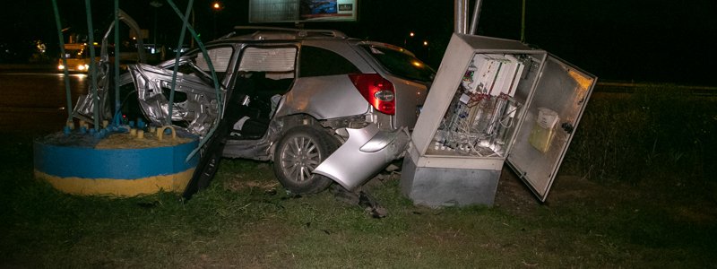 В Киеве на Харьковской грузовик влетел в Renault: видео момента аварии