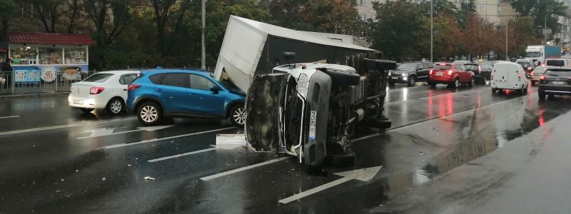 В Киеве грузовик столкнулся с пожарной машиной, перевернулся и придавил Mazda