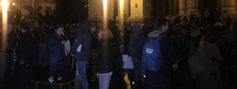 В Киеве возле Офиса президента собрались ночевать десятки людей: что они требуют