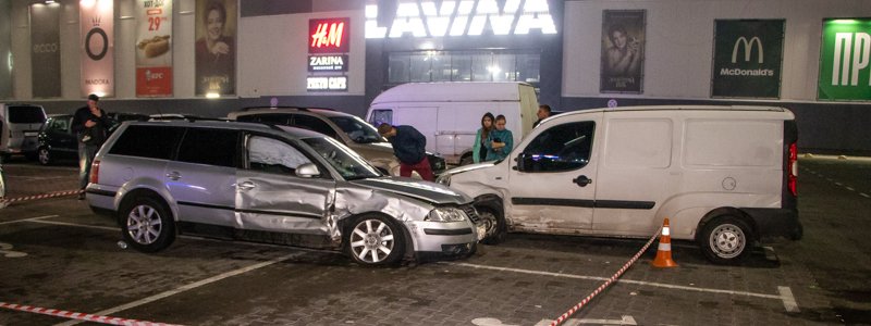 В Киеве на парковке ТРЦ Lavina Volkswagen во время дрифта сбил двоих людей и протаранил три автомобиля