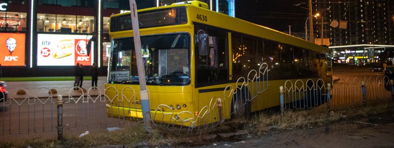 В Киеве на Оболони автобус снес забор и врезался в фонарный столб