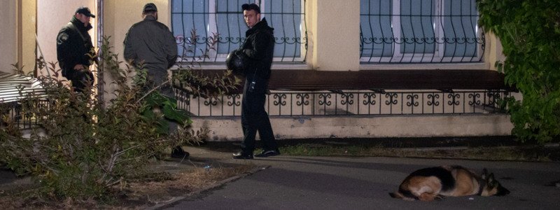 В Киеве на Троещине у входа в подъезд дома оставили самодельную взрывчатку