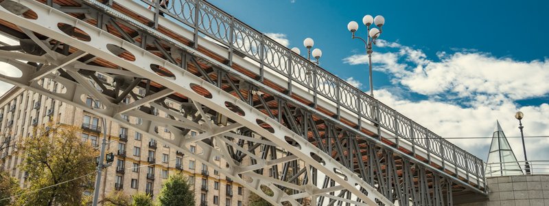 В Киеве открыли пешеходным мост на аллее Героев Небесной Сотни: как он выглядит после ремонта