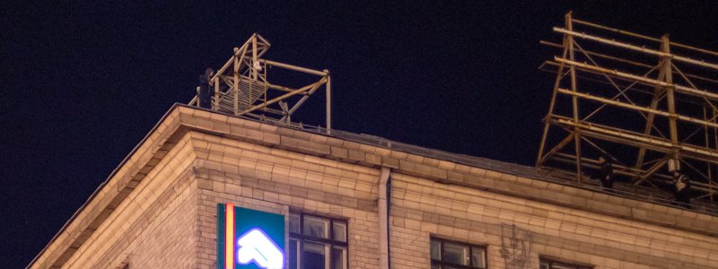 В Киеве на Майдане парень пять часов просидел на краю крыши, угрожал спрыгнуть и требовал общения
