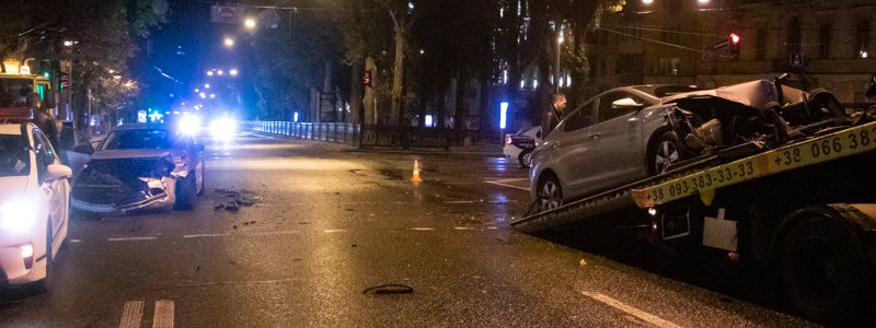 В центре Киева Hyundai лоб в лоб столкнулся с такси Bolt