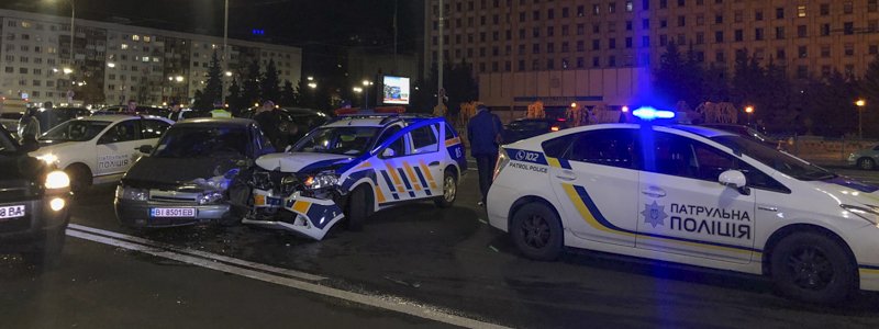 В центре Киева автомобиль охраны протаранил Mitsubishi и влетел в встречный ВАЗ: пострадал мужчина