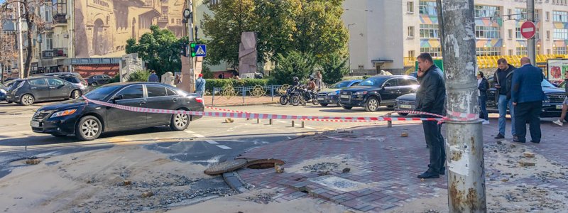 В центре Киева из-за прорыва трубы с горячей водой провалился асфальт: что там сейчас
