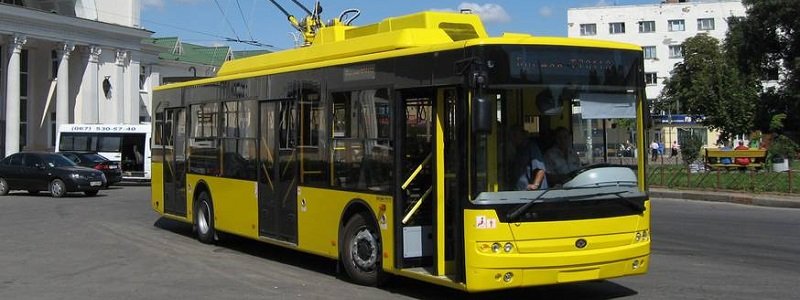 Из-за провала асфальта в центре Киева три троллейбуса изменят маршрут