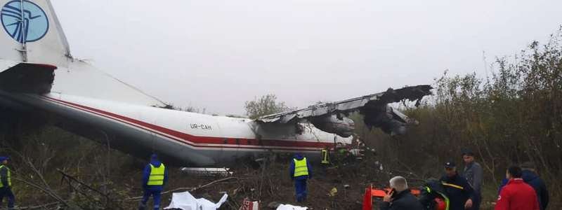 В авиакатастрофе под Львовом погибли три человека: все, что известно о падении самолета