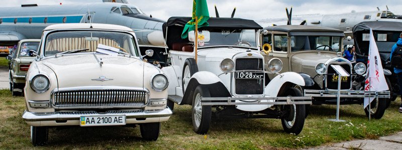 В Киеве стартовал фестиваль Old Car Land: как прошел первый день среди уникальных ретроавтомобилей