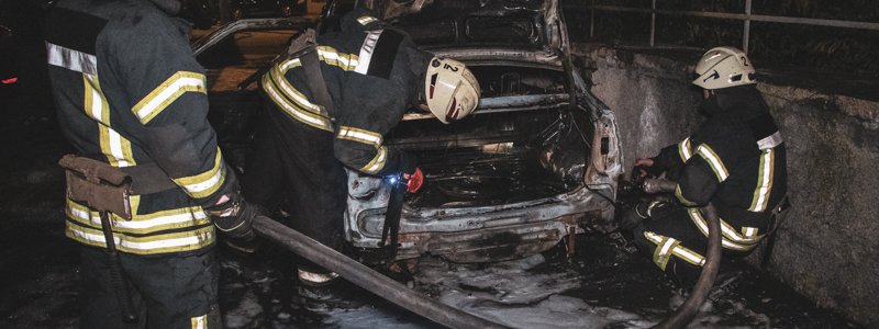 В центре Киева припаркованный Logan выгорел дотла: пострадала еще одна машина