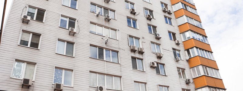 В Киеве на Березняках женщина выбросилась из окна на глазах у сына