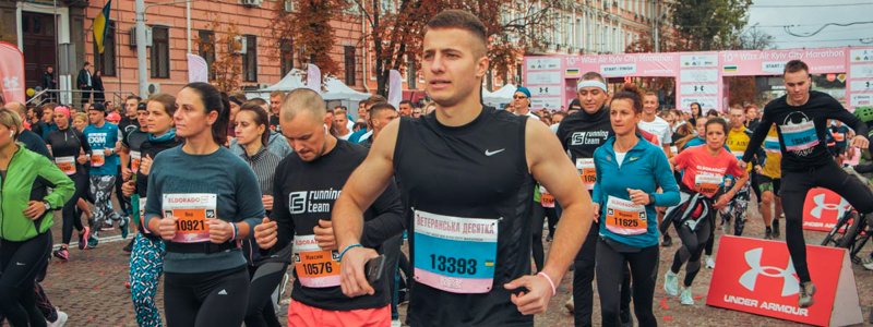 Тысячи людей, бегущие собаки и перекрытый центр: как прошел первый день Wizz Air Kyiv City Marathon