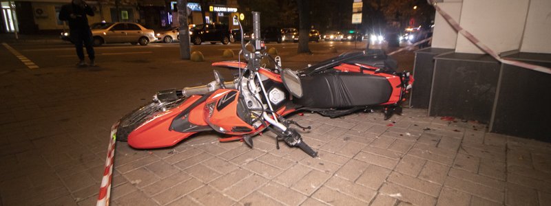 В центре Киева мотоциклист влетел в Skoda: пилота увезла "скорая"