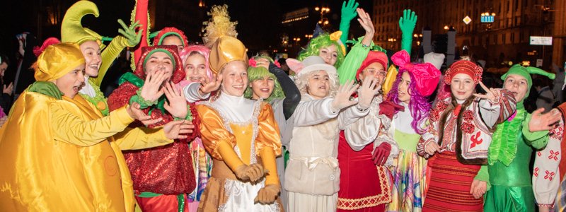 Ангелы, ведьмы и цирк папы Карло: в центре Киева прошел необычный парад