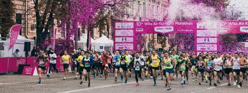 Звезда "Время и Стекло", Wizz Air Kyiv City Marathon и ретро-автомобили в Киеве: неделя в фото