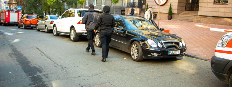 В центре Киева мужчина умер за рулем едущего Mercedes
