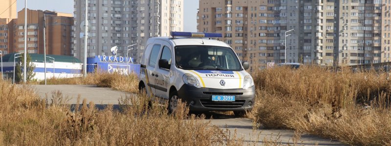 В Киеве на Осокорках на берегу озера нашли мертвую женщину