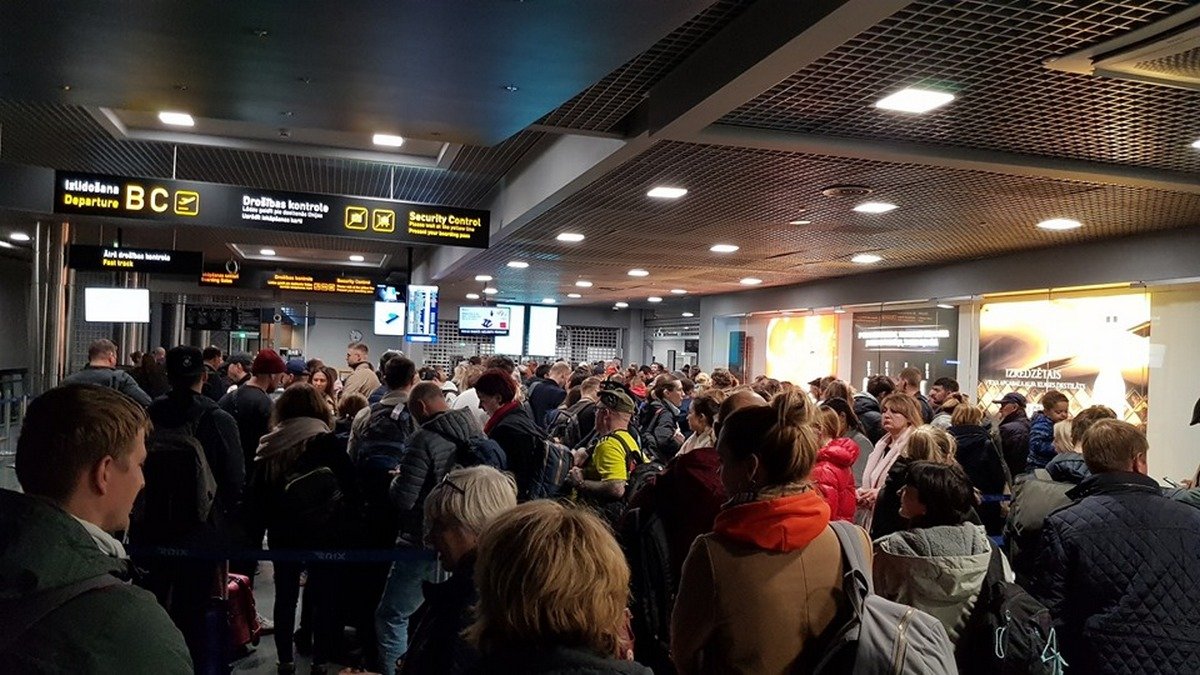Самолет Wizz Air улетел из Риги в Киев без 20 пассажиров: около полтысячи человек стоят в очереди на контроле в аэропорту