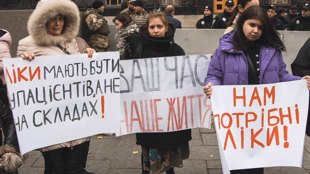 В Киеве под Кабмин вышли "тяжелые" пациенты: что они требовали