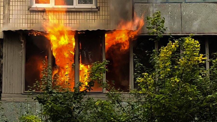 В Киеве на Лесном загорелись две квартиры на разных этажах: одна выгорела дотла