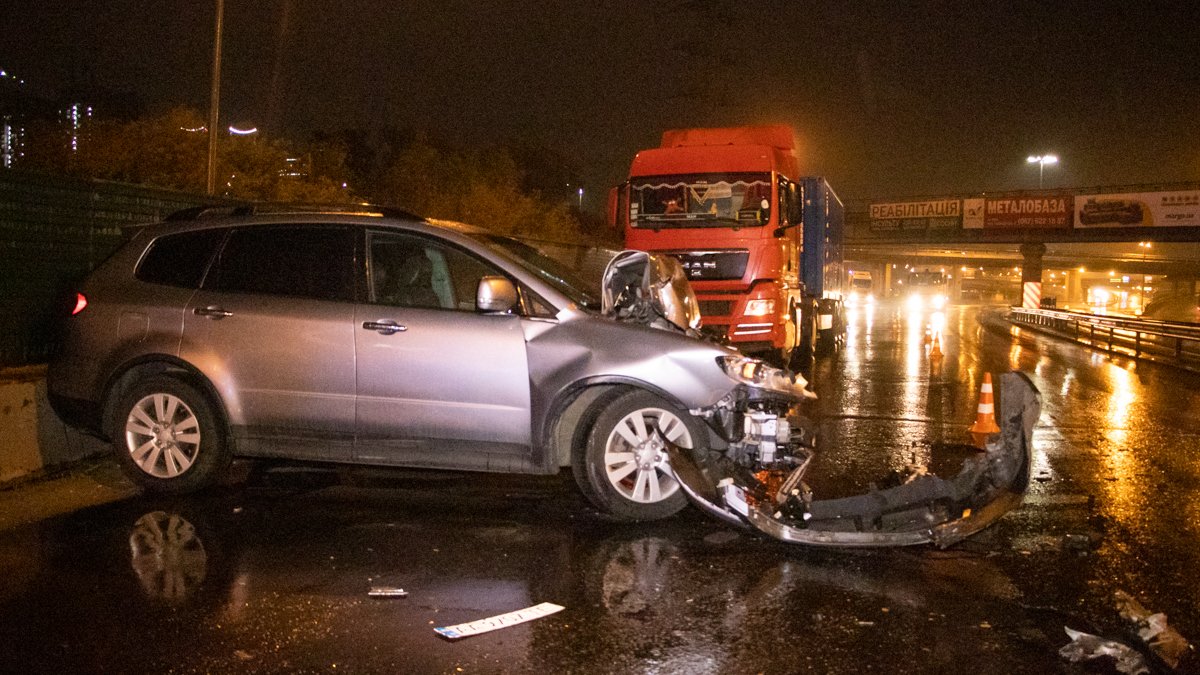В Киеве на Выдубичах Subaru влетел под фуру: водителя госпитализировали