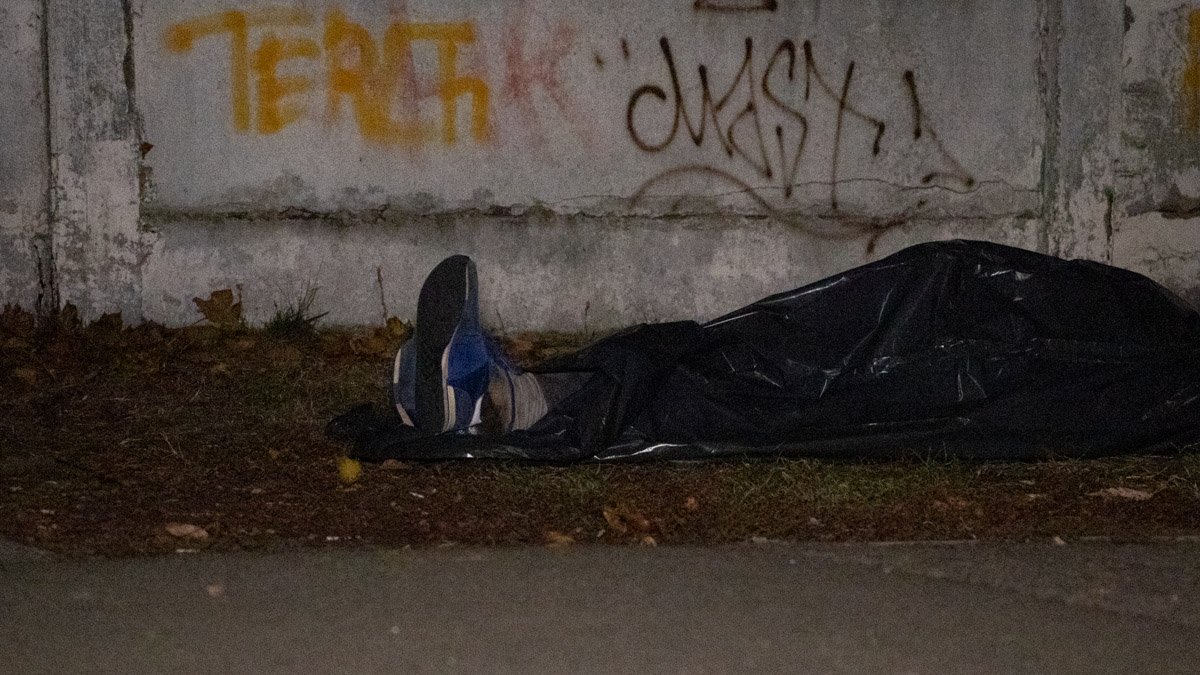 В Киеве на Черниговской возле больницы умер мужчина